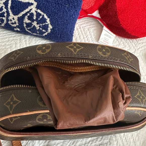 authentic!!!! louis vuitton blois monogram canvas crossbody - Picture 10 of 16